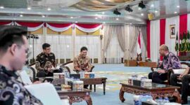 Gubernur Sumatera Utara (Sumut) Muhammad Bobby Afif Nasution, Penjabat Sekretaris Daerah Provinsi (Sekdaprov) Sumut Timur Tumanggor, di damping OPD dan sejulah Dirut BUMD menerima Audiensi Direktur Bursa Efek Indonesia dan Mandiri Sekuritas dalam rangka presentasi untuk proses penerbitan oblogasi daerah dan rencana pencarian dana untuk BUMD di Aula Tengku Rizal Nurdin, Rabu (26/8/2026)