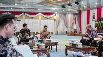 Gubernur Sumatera Utara (Sumut) Muhammad Bobby Afif Nasution, Penjabat Sekretaris Daerah Provinsi (Sekdaprov) Sumut Timur Tumanggor, di damping OPD dan sejulah Dirut BUMD menerima Audiensi Direktur Bursa Efek Indonesia dan Mandiri Sekuritas dalam rangka presentasi untuk proses penerbitan oblogasi daerah dan rencana pencarian dana untuk BUMD di Aula Tengku Rizal Nurdin, Rabu (26/8/2026)