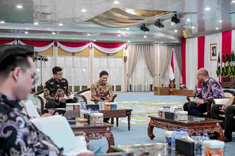 Gubernur Sumatera Utara (Sumut) Muhammad Bobby Afif Nasution, Penjabat Sekretaris Daerah Provinsi (Sekdaprov) Sumut Timur Tumanggor, di damping OPD dan sejulah Dirut BUMD menerima Audiensi Direktur Bursa Efek Indonesia dan Mandiri Sekuritas dalam rangka presentasi untuk proses penerbitan oblogasi daerah dan rencana pencarian dana untuk BUMD di Aula Tengku Rizal Nurdin, Rabu (26/8/2026)