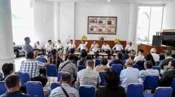 Pelaksana Tugas (Plt) Kepala Dinas Sumber Daya Air (SDA) Sumut Gibson Panjaitan, memberikan keterangan pers kepada awak media terkait sumber daya air di Lobby Dekranasda Provinsi Sumut, Kantor Gubernur, Medan, Rabu (26/8/2026)