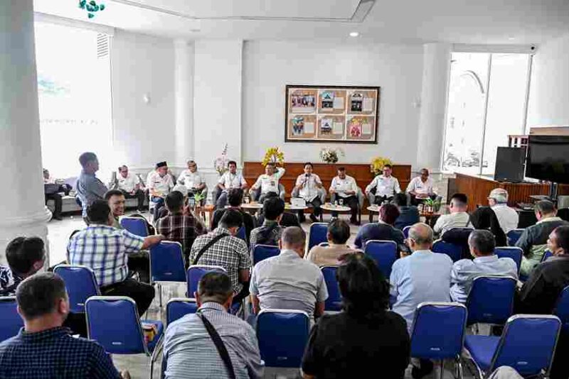 Pelaksana Tugas (Plt) Kepala Dinas Sumber Daya Air (SDA) Sumut Gibson Panjaitan, memberikan keterangan pers kepada awak media terkait sumber daya air di Lobby Dekranasda Provinsi Sumut, Kantor Gubernur, Medan, Rabu (26/8/2026)