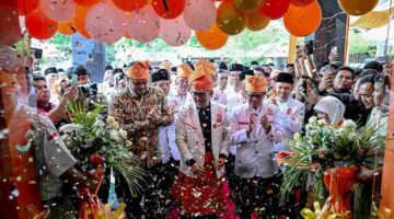 Gubernur Sumatera Utara (Sumut) Bobby Afif Nasution, di damping sejumah OPD bersama Presiden PKS Al Muzzammil Yusuf beserta seluruh kader PKS meresmikan Kantor DPTW PKS Sumatera Utara, di Kantor DPTW PKS Sumut Jalan Kenanga Raya, Tanjung Sari Kecamatan Medan Selayang, Medan, Minggu (30/8/2026)