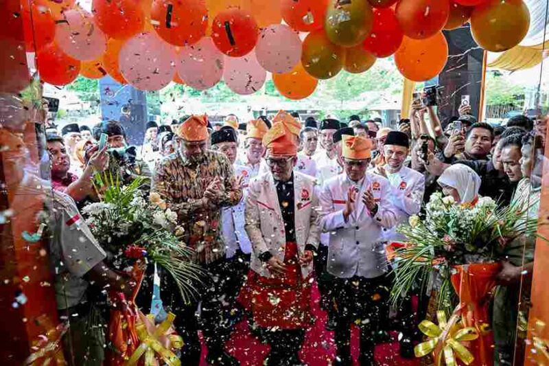 Gubernur Sumatera Utara (Sumut) Bobby Afif Nasution, di damping sejumah OPD bersama Presiden PKS Al Muzzammil Yusuf beserta seluruh kader PKS meresmikan Kantor DPTW PKS Sumatera Utara, di Kantor DPTW PKS Sumut Jalan Kenanga Raya, Tanjung Sari Kecamatan Medan Selayang, Medan, Minggu (30/8/2026)
