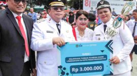 Wali kota Pematangsiantar, wesly Silalahi, SH.,M.Kn, didampingi Istri dan kadis LH Kota pematangsiantar Arri Sembiring, S.STP.,M.Si saat menyerahkan Piala dan hadiah kepada Lurah Kahean, Aprita pronika Sagala, S.Si., M.Si. pada Hut RI ke 81 Tahun di lapangan Adam Malik Pematangsiantar.
