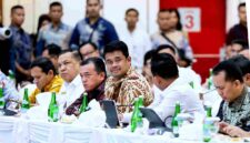 Gubernur Sumatera Utara (Sumut) Muhammad Bobby Afif Nasution menghadiri  Rapat Koordinasi Forkopimda se-Sumatera, yang dipimipin  Menteri Dalam Negeri (Mendagri) Tito Karnavian di Ruang Balairungsari Lt. 3 BP. Batam, Rabu (12/8/2026).