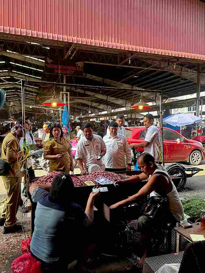 Tim Pengendalian Inflasi Daerah (TPID) Provinsi Sumatera Utara (Sumut) menurunkan tim gabungan untuk memantau langsung harga, ketersediaan stok, serta kelancaran distribusi Barang Kebutuhan Pokok dan Barang Penting (Bapokting) di pasar-pasar tradisional Kota Medan dan sejumlah kabupaten/kota lainnya, Kamis (27/8/2026). 