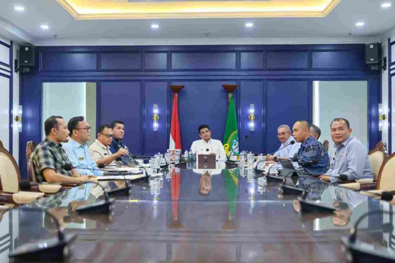 Gubernur Sumatera Utara (Sumut) Muhammad Bobby Afif Nasution memimpin rapat bersama Pj Sekdaprov Sumut Sulaiman Harahap dan sejumlah pimpinan OPD Pemprov Sumut, membahas rencana strategis pengelolaan dan pengembangan olahraga menjadi industri, di Ruang Rapat Lantai 10 Kantor Gubernur Sumut, Jalan Diponegoro Nomor 30 Medan, Selasa (11/8/2026). 
