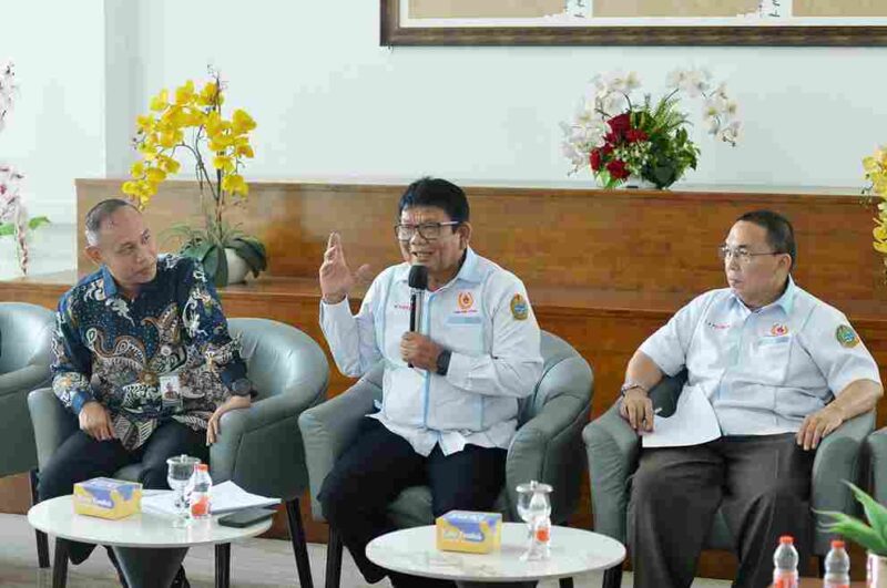 Pemerintah Provinsi Sumatera Utara (Sumut) melalui Dinas Kepemudaaan dan Olahraga bersama Komite Olahraga Nasional Indonesia (KONI) Sumut melakukan Konferensi Pers terkait industri olahraga sebagai Badan Layanan Umum Daerah (BLUD). Kegiatan yang difasilitasi Dinas Kominfo Sumut ini berlangsung di Lobby Dekranasda Lantai 1 Kantor Gubernur Sumut Jalan Diponengoro Kota Medan, Rabu (27/8/2026).
