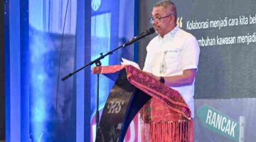 Plh Sekdaprov Sumut Sulaiman Harahap membuka Rapat Koordinasi Kerjasama Antar Daerah se Sumatera yang diselenggarakan di Ballroom Hotel Santika Premiere Dyandra, Jalan Kapt. Maulana Lubis Medan, Rabu (12/8/2026).