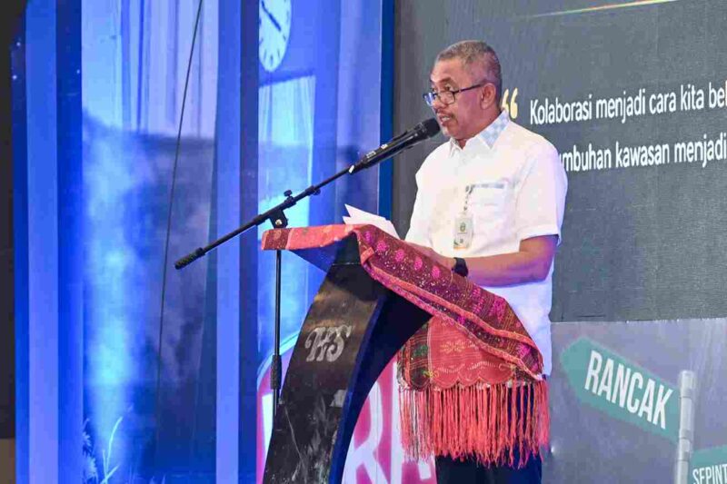Plh Sekdaprov Sumut Sulaiman Harahap membuka Rapat Koordinasi Kerjasama Antar Daerah se Sumatera yang diselenggarakan di Ballroom Hotel Santika Premiere Dyandra, Jalan Kapt. Maulana Lubis Medan, Rabu (12/8/2026).