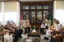 Pj Sekdaprov Sumut Timur Tumanggor menyambut dua Paskibraka nasional asal Toba, Felesia Munthe dan Gissa Nainggolan, di Medan.