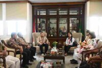 Pj Sekdaprov Sumut Timur Tumanggor menyambut dua Paskibraka nasional asal Toba, Felesia Munthe dan Gissa Nainggolan, di Medan.