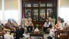 Pj Sekdaprov Sumut Timur Tumanggor menyambut dua Paskibraka nasional asal Toba, Felesia Munthe dan Gissa Nainggolan, di Medan.