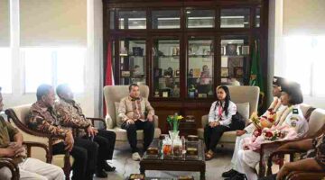 Pj Sekdaprov Sumut Timur Tumanggor menyambut dua Paskibraka nasional asal Toba, Felesia Munthe dan Gissa Nainggolan, di Medan.