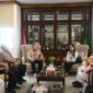 Pj Sekdaprov Sumut Timur Tumanggor menyambut dua Paskibraka nasional asal Toba, Felesia Munthe dan Gissa Nainggolan, di Medan.