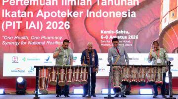 Wakil Gubernur Sumatera Utara (Sumut) Surya menghadiri pembukaan Kongres dan Pertemuan Ilmiah Tahunan (PIT) Ikatan Apoteker Indonesia (IAI) 2026 di Hotel Santika Premiere Dyandra, Jalan Kapten Maulana Lubis Nomor 7, Medan, Kamis (6/8/2026).