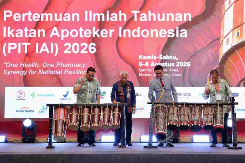 Wakil Gubernur Sumatera Utara (Sumut) Surya menghadiri pembukaan Kongres dan Pertemuan Ilmiah Tahunan (PIT) Ikatan Apoteker Indonesia (IAI) 2026 di Hotel Santika Premiere Dyandra, Jalan Kapten Maulana Lubis Nomor 7, Medan, Kamis (6/8/2026).