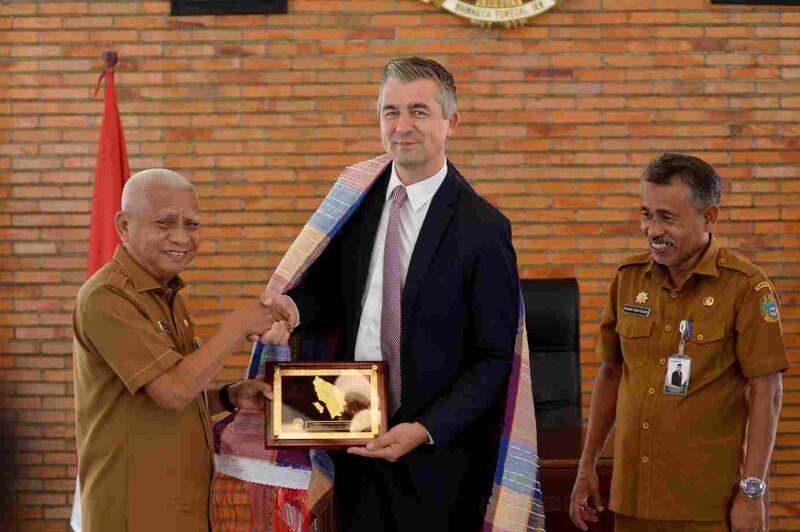 Wakil Gubernur Sumatera Utara (Sumut) Surya menerima kunjungan Duta Besar Kerajaan Belgia untuk Indonesia Mr. David Jordens di Ruang Kerja Lantai 9 Kantor Gubernur Sumut Jalan Diponegoro Kota Medan, Senin (24/8/2026).