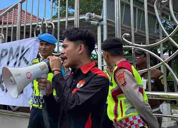 ALAMP AKSI mendesak Kejari Aceh Singkil menyelidiki dugaan penyimpangan proyek Masjid Raya Rimo, termasuk dugaan perbedaan spesifikasi material.