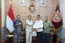 Wali Kota Subulussalam H. Rasyid Bancin saat bertemu Gubernur URI yang juga menjabat sebagai Wakil Menteri Pertahanan Republik Indonesia Donny Ermawan Taufanto di ruang kerjanya pada Jumat (31/7/2026).