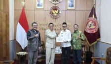 Wali Kota Subulussalam H. Rasyid Bancin saat bertemu Gubernur URI yang juga menjabat sebagai Wakil Menteri Pertahanan Republik Indonesia Donny Ermawan Taufanto di ruang kerjanya pada Jumat (31/7/2026).