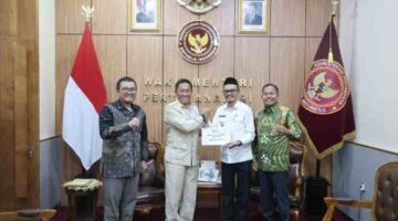 Wali Kota Subulussalam H. Rasyid Bancin saat bertemu Gubernur URI yang juga menjabat sebagai Wakil Menteri Pertahanan Republik Indonesia Donny Ermawan Taufanto di ruang kerjanya pada Jumat (31/7/2026).