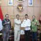 Wali Kota Subulussalam H. Rasyid Bancin saat bertemu Gubernur URI yang juga menjabat sebagai Wakil Menteri Pertahanan Republik Indonesia Donny Ermawan Taufanto di ruang kerjanya pada Jumat (31/7/2026).