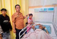Sekda Pematangsiantar menjenguk korban longsor di RSUD dr. Djasamen Saragih.