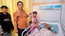 Sekda Pematangsiantar menjenguk korban longsor di RSUD dr. Djasamen Saragih.