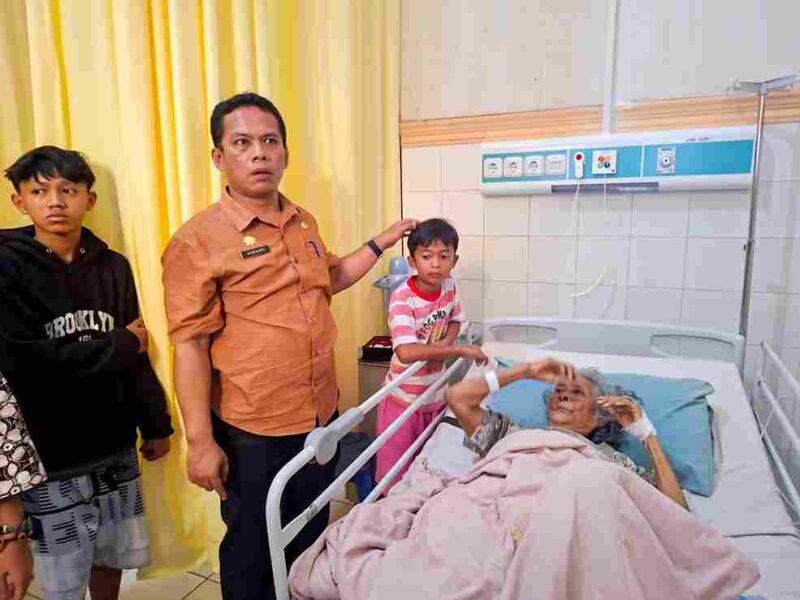 Sekda Pematangsiantar menjenguk korban longsor di RSUD dr. Djasamen Saragih.