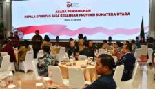 pengukuhan Triyoga Laksito sebagai Kepala OJK Provinsi Sumatera Utara yang baru, menggantikan Khoirul Muttaqien, di Aula Raja Inal Siregar, Kantor Gubernur Sumatera Utara, Medan, pada Jumat (31/7/2026).
