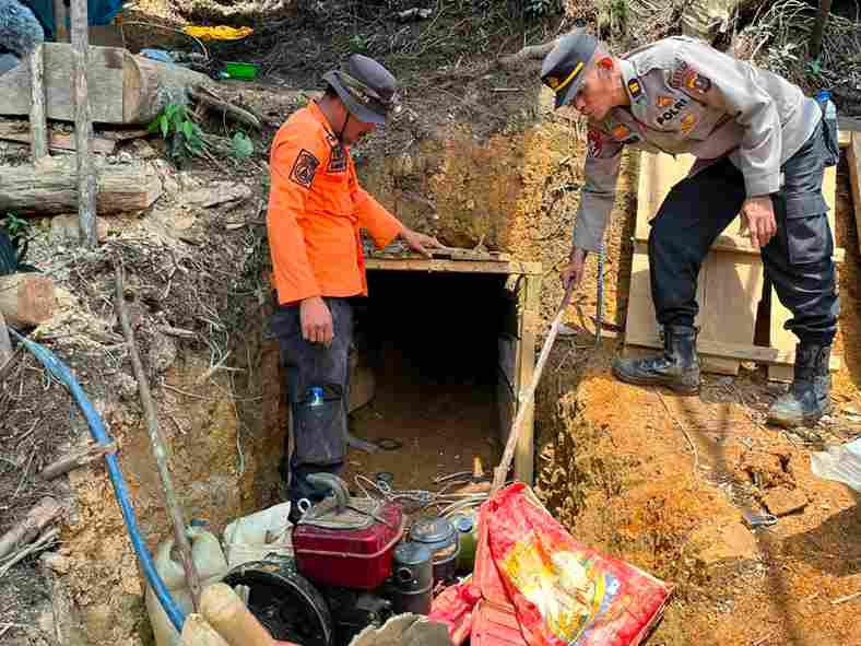 Tim gabungan menertibkan dugaan PETI di Pegagan Hilir, Dairi.