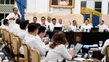 Wakil Ketua Umum Koordinator Bidang Pangan Kamar Dagang dan Industri (Kadin) Indonesia, Mulyadi Jayabaya (berdiri) berbicara pada pertemuan Presiden Prabowo Subianto dengan pengusaha Kadin pusat dan daerah seluruh Indonesia di Istana Negara, Jakarta, pada Jumat, 31 Juli 2026.