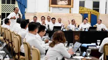 Wakil Ketua Umum Koordinator Bidang Pangan Kamar Dagang dan Industri (Kadin) Indonesia, Mulyadi Jayabaya (berdiri) berbicara pada pertemuan Presiden Prabowo Subianto dengan pengusaha Kadin pusat dan daerah seluruh Indonesia di Istana Negara, Jakarta, pada Jumat, 31 Juli 2026.