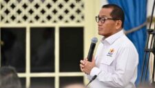 Ketua Umum Gabungan Pelaksana Konstruksi Nasional Indonesia (Gapensi), Andi Rukman N. Karumpa menyampaikan laporannya saat pertemuan Presiden Prabowo Subianto dengan para pengusaha Kamar Dagang dan Industri (Kadin) Indonesia pusat dan daerah di Istana Negara, Jakarta, pada Jumat, 31 Juli 2026.