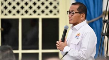 Ketua Umum Gabungan Pelaksana Konstruksi Nasional Indonesia (Gapensi), Andi Rukman N. Karumpa menyampaikan laporannya saat pertemuan Presiden Prabowo Subianto dengan para pengusaha Kamar Dagang dan Industri (Kadin) Indonesia pusat dan daerah di Istana Negara, Jakarta, pada Jumat, 31 Juli 2026.