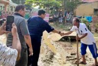 Sekretaris Daerah (Sekda) Kabupaten Simalungun, Mixnon Andreas Simamora, saat meninjau lokasi terdampak banjir pada Sabtu (1/8/2026).