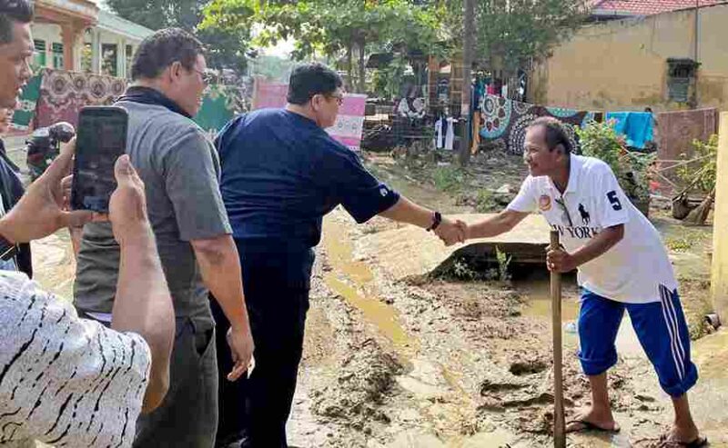 Sekretaris Daerah (Sekda) Kabupaten Simalungun, Mixnon Andreas Simamora, saat meninjau lokasi terdampak banjir pada Sabtu (1/8/2026).