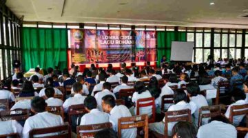 Pembukaan Lomba Cipta Lagu Rohani Guru dan Siswa Kristen yang digelar Majelis Pendidikan Kristen (MPK) Wilayah I Sumatera Utara (Sumut)-Aceh di Ruang Menza Universitas HKBP Nommensen Pematangsiantar (UHKBPNP), pada Sabtu (1/8/2026).