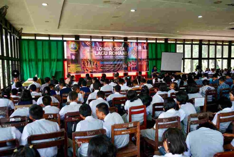 Pembukaan Lomba Cipta Lagu Rohani Guru dan Siswa Kristen yang digelar Majelis Pendidikan Kristen (MPK) Wilayah I Sumatera Utara (Sumut)-Aceh di Ruang Menza Universitas HKBP Nommensen Pematangsiantar (UHKBPNP), pada Sabtu (1/8/2026).