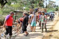 Pemkab Simalungun bersama TNI, Polri, relawan, dan warga menggelar gotong royong massal untuk mempercepat pemulihan pascabanjir di Serbelawan.