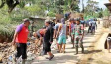 Pemkab Simalungun bersama TNI, Polri, relawan, dan warga menggelar gotong royong massal untuk mempercepat pemulihan pascabanjir di Serbelawan.