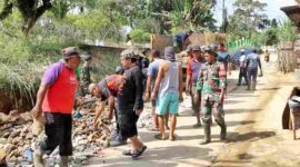 Pemkab Simalungun bersama TNI, Polri, relawan, dan warga menggelar gotong royong massal untuk mempercepat pemulihan pascabanjir di Serbelawan.