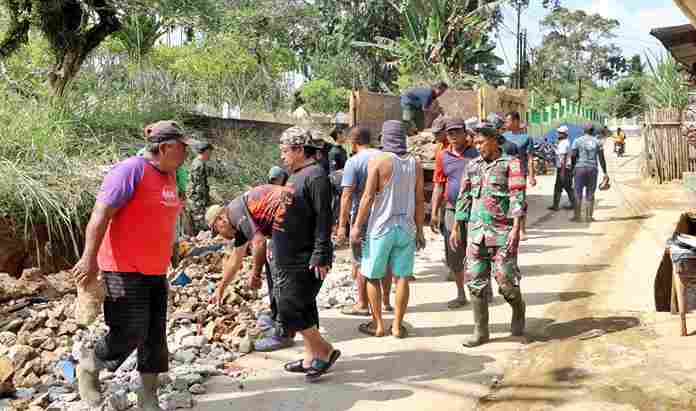 Pemkab Simalungun bersama TNI, Polri, relawan, dan warga menggelar gotong royong massal untuk mempercepat pemulihan pascabanjir di Serbelawan.