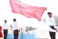 Kirab dan Pengibaran Bendera Merah Putih di Desa Silo Baru.