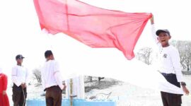 Kirab dan Pengibaran Bendera Merah Putih di Desa Silo Baru.