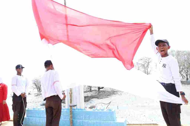 Kirab dan Pengibaran Bendera Merah Putih di Desa Silo Baru.