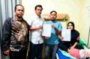 staf tata usaha di salah satu madrasah negeri di Kabupaten Asahan, Rini Siregar (37) saat didampingi kuasa hukumnya di salah satu Rumah sakit. 