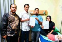 staf tata usaha di salah satu madrasah negeri di Kabupaten Asahan, Rini Siregar (37) saat didampingi kuasa hukumnya di salah satu Rumah sakit. 