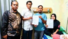 staf tata usaha di salah satu madrasah negeri di Kabupaten Asahan, Rini Siregar (37) saat didampingi kuasa hukumnya di salah satu Rumah sakit. 